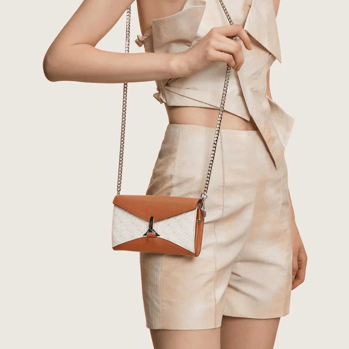 VERTU FOLDED V CATENA CROSSBODY CHAIN BAG CARAMEL BROWN, view 4